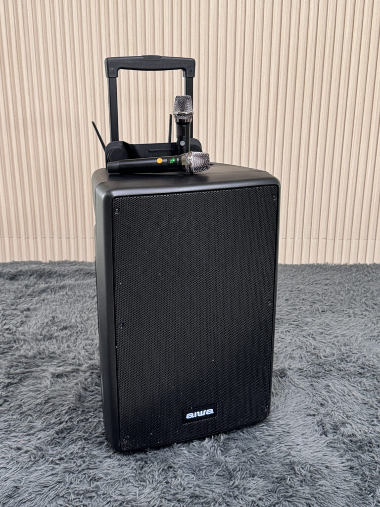 รีวิว Aiwa Aw-X1500pro ลำโพงล้อลาก 15 นิ้ว 800w เบสกระหึ่ม ร้องคาราโอเกะระดับโปร Aiwa Aw-X1500pro ลำโพงลากจูงมีแบตฯ ขนาด 15 นิ้ว 800 วัตต์ พร้อมไมค์ลอยมือถือคู่ ย่าน Uhf 10 ชาแนล