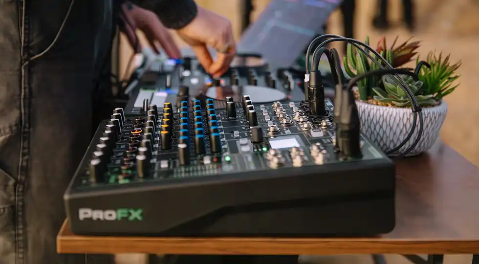 พรีวิว Mackie Profx10 Go มิกเซอร์แบตในตัว พกพาง่าย จบทุกงานสตรีมและอีเวนต์ พรีวิว Mackie Profx10 Go มิกเซอร์แบตในตัว พกพาง่าย จบทุกงานสตรีมและอีเวนต์
