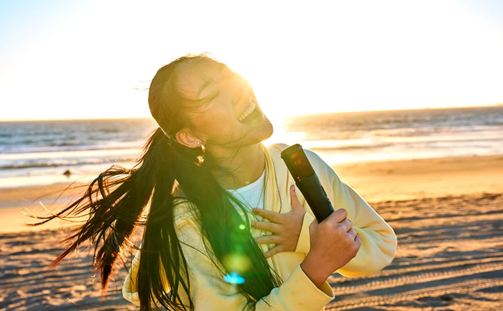 พรีวิว Jbl Partybox On-The-Go 2 Plus ลำโพงสะพายข้างสายแคมป์ อัปเกรดแบตเตอรี่และไมค์ Jbl Partybox On-The-Go 2 Plus ลำโพงปาร์ตี้พกพา มีไมค์ไร้สาย