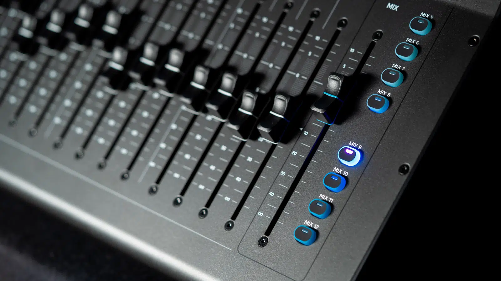 Allen & Heath Sq+ ตัวถังดีไซน์ใหม่ ผิวด้านซับแสงแดด (Matte Finish)