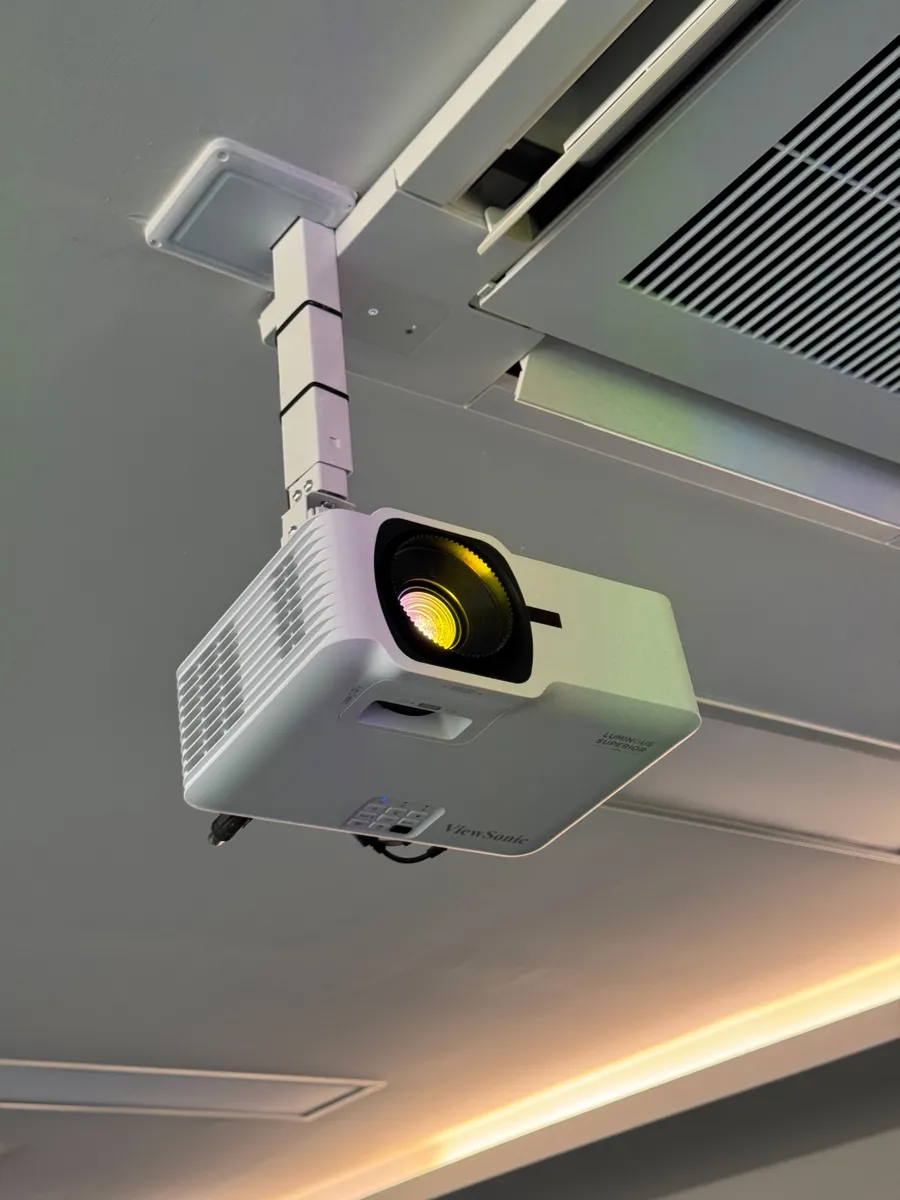 Ceiling Projector Viewsonic Close Up ผลงานติดตั้งระบบภาพและเสียงห้องประชุม บริษัท คอนติเนนเติล ฟาร์ม จำกัด