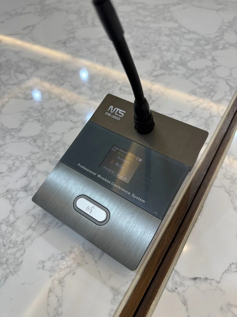 Nts Dw 300 Wireless Conference System 03 ซูมใกล้ปุ่มกดเปิดปิดแบบปุ่มทางกายภาพ Physical Button ของตัวไมค์ประชุมไร้สาย NTS DW-300