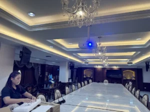 ทีมงานวิศวกรเสียง VibeGear ทำการตรวจเช็คและจูนคลื่นสัญญาณคลื่นความถี่ UHF หน้างาน