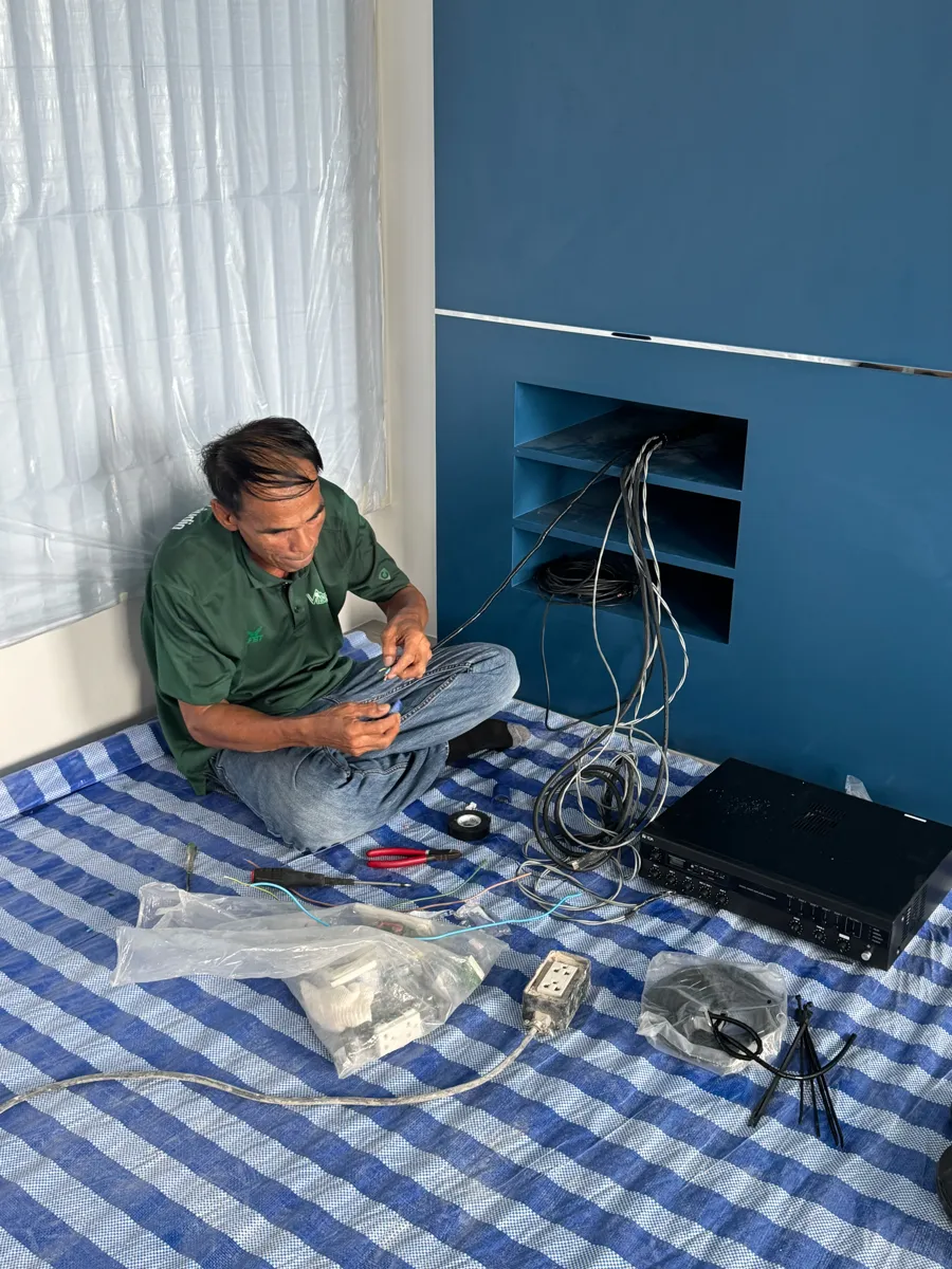 Vibegear Technician Assembling Toa Mixer Amplifier ผลงานติดตั้งระบบภาพและเสียงห้องประชุม บริษัท คอนติเนนเติล ฟาร์ม จำกัด