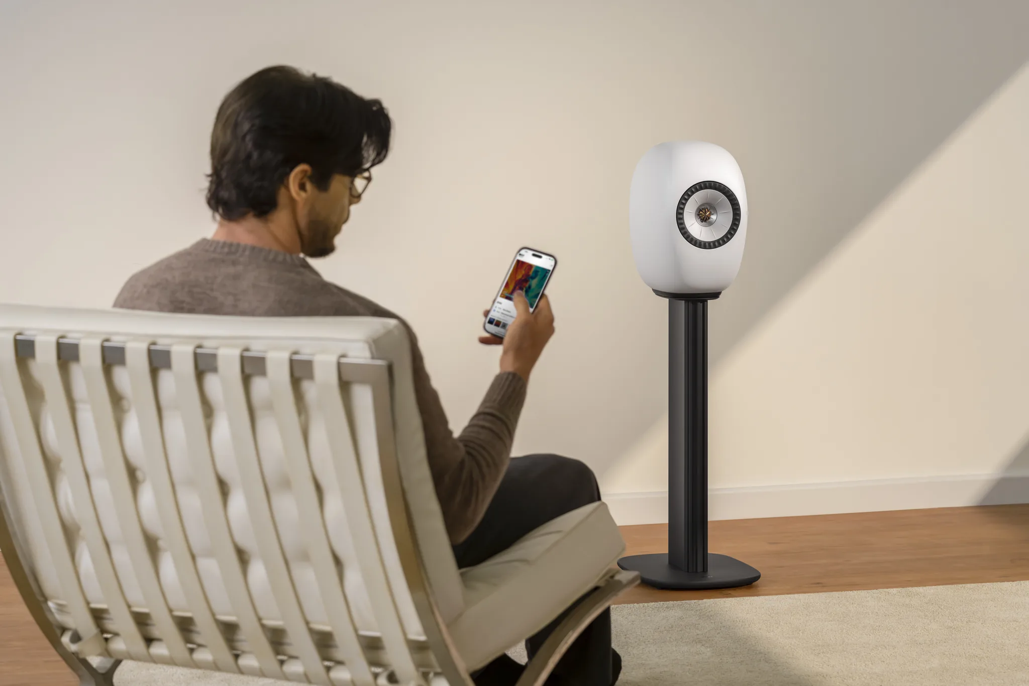 Kef Ls Luxe Lifestyle Mineral White Phone In Use เปิดตัว Kef Ls Luxe ลำโพงไร้สายระดับ Ultra-Luxury นิยามใหม่แห่งเสียงไฮเอนด์ (ราคา 199,000 บาท)