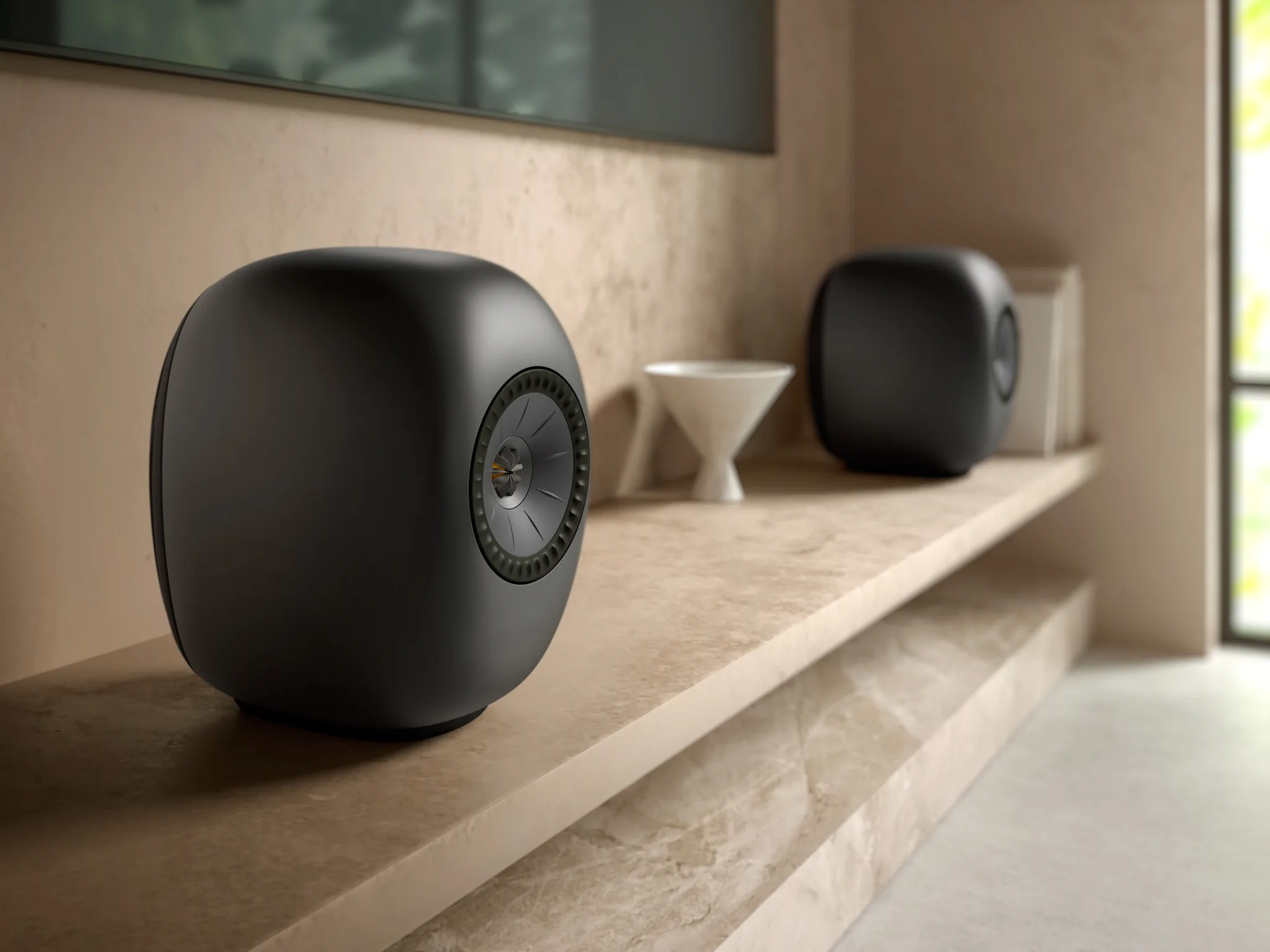 Kef Ls Luxe Lifestyle Setting3 Eclipse Black Closeup เปิดตัว Kef Ls Luxe ลำโพงไร้สายระดับ Ultra-Luxury นิยามใหม่แห่งเสียงไฮเอนด์ (ราคา 199,000 บาท)