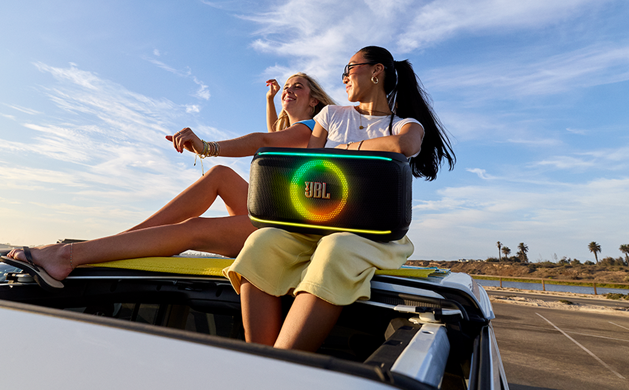 Jbl Partybox On-The-Go 2 ลำโพงปาร์ตี้พกพา 100w Rms พร้อมไมโครโฟนดิจิตอลไร้สาย