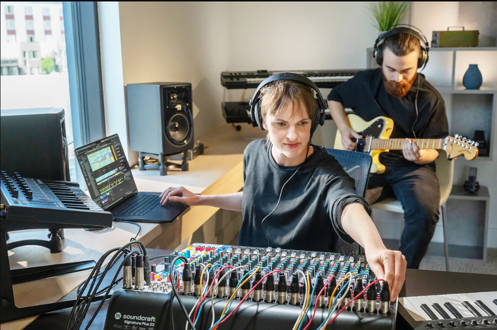 เปิดตัว Soundcraft Signature Plus Series มิกเซอร์อนาล็อกไฮบริดเจนใหม่ อัปเกรดอะไรบ้าง? ต่างจากรุ่นเดิมยังไง คุ้มไหมที่จะเปลี่ยน?