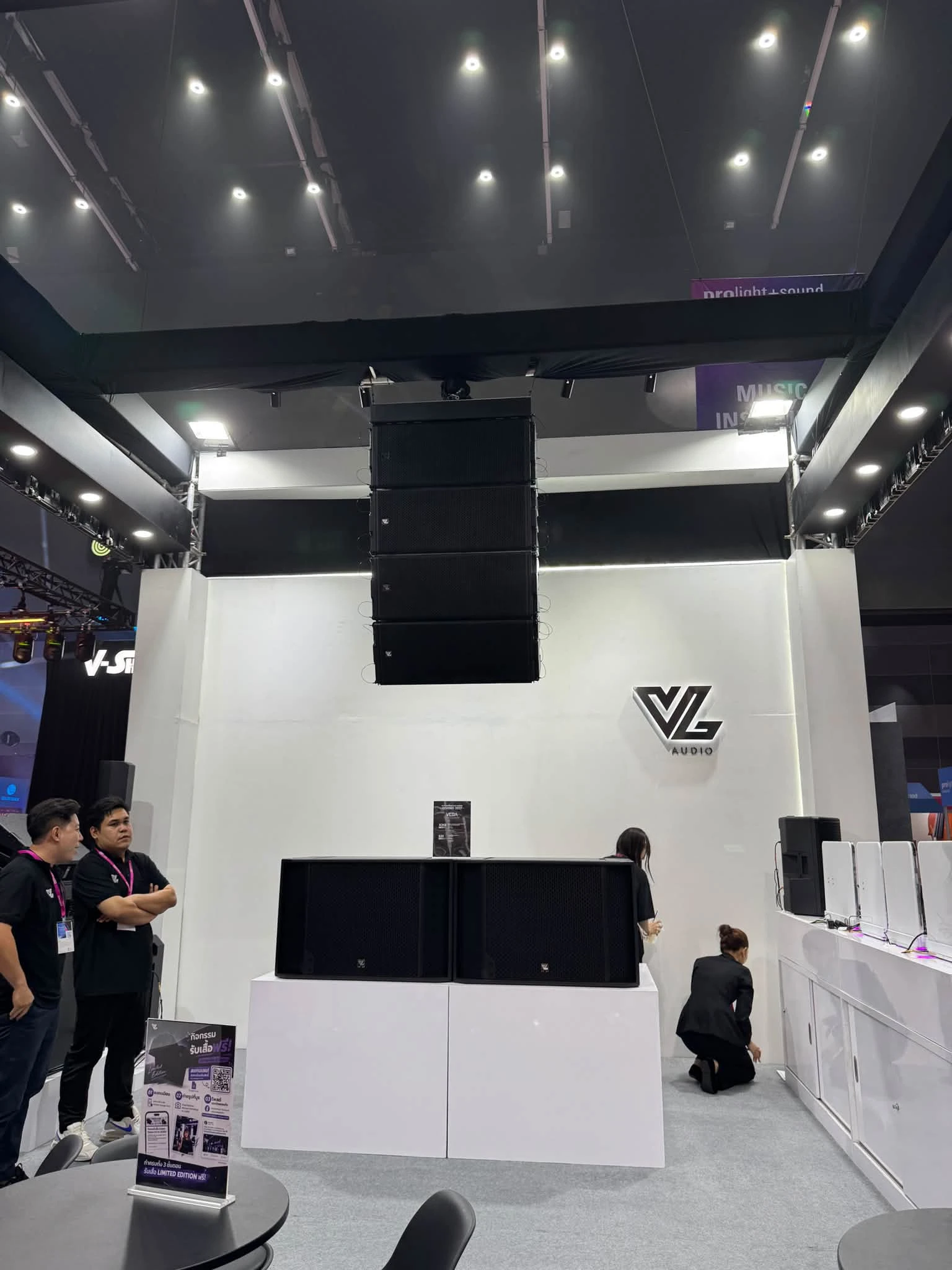 บรรยากาศมุมกว้างของบูธ VL AUDIO (B18) เผยให้เห็นชุดแขวนไลน์อาเรย์ VEGA X212 และซับวูฟเฟอร์ยักษ์ VEGA S21