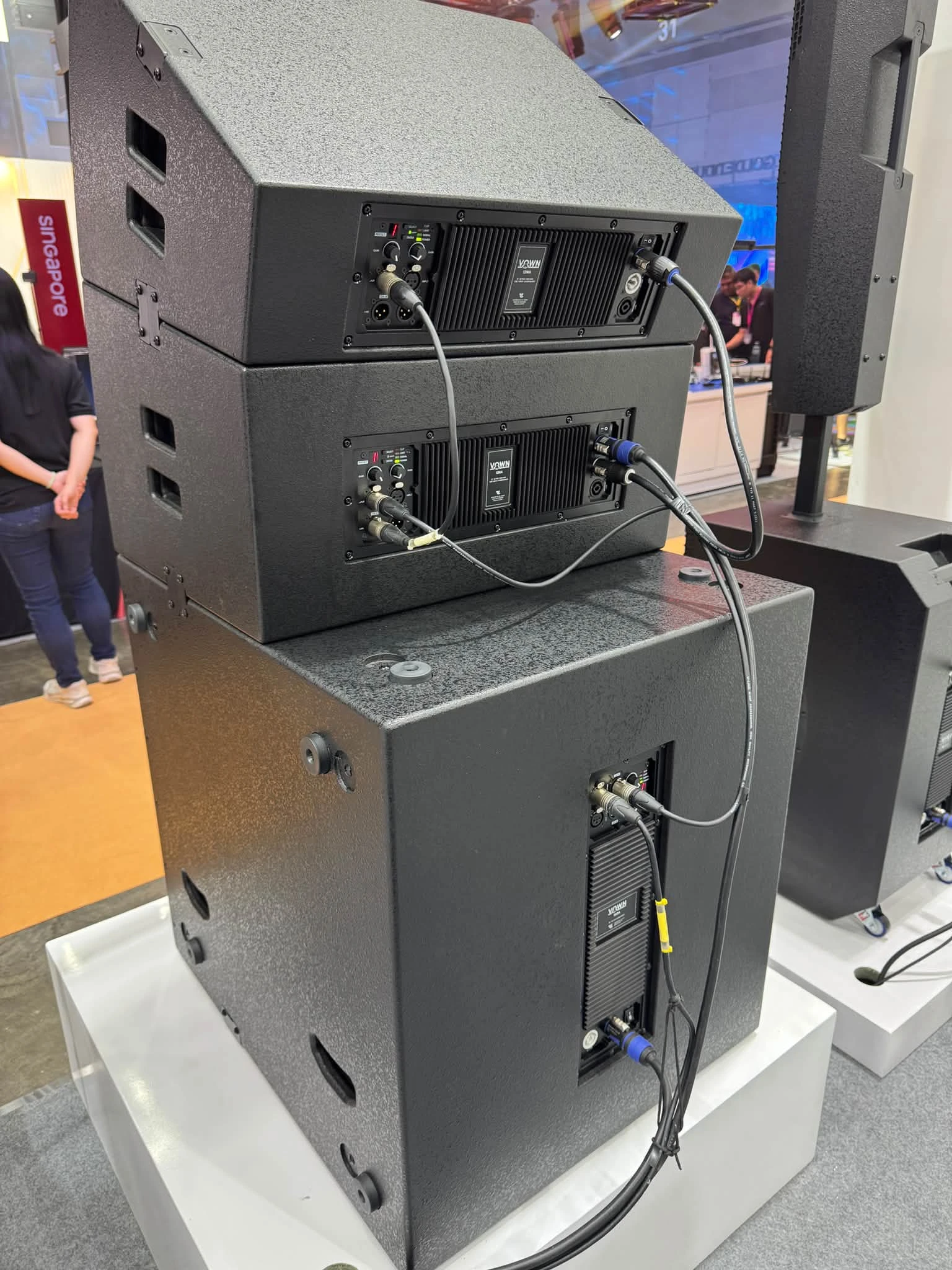 แผงเพาเวอร์แอมป์ด้านหลัง แสดงสถาปัตยกรรมต่อสายพ่วง SpeakON ขับตู้ Passive