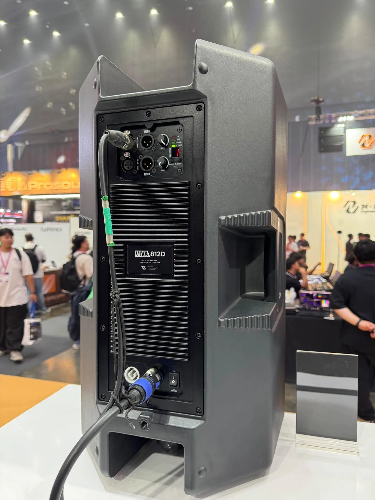 แผงหลัง VIVA 812D พร้อมหน้าจอดิจิทัล DSP และปุ่มหมุนเลือกพรีเซ็ต