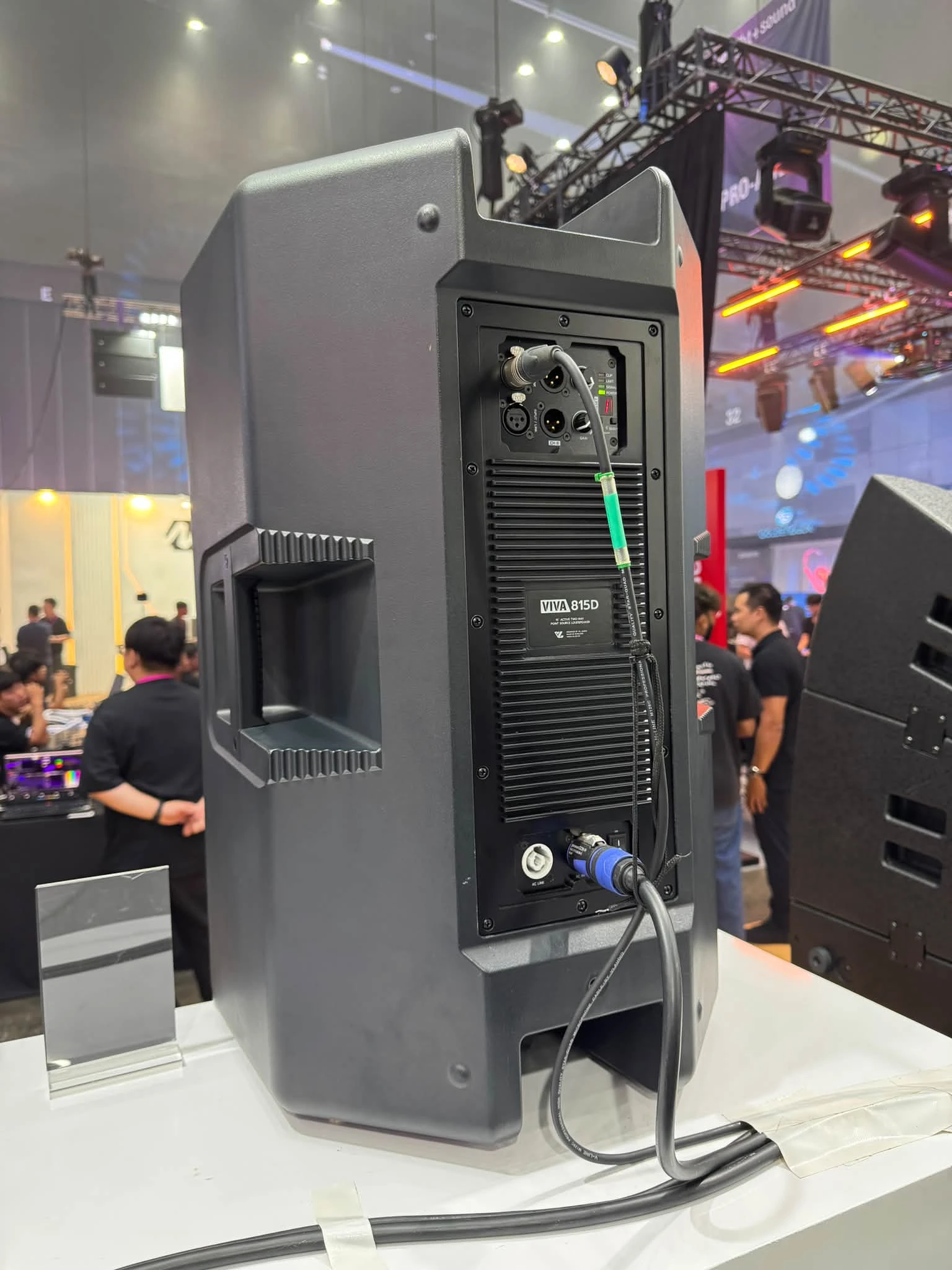 แผงหลัง VIVA 815D พร้อมขั้วต่อ PowerCON In/Link 