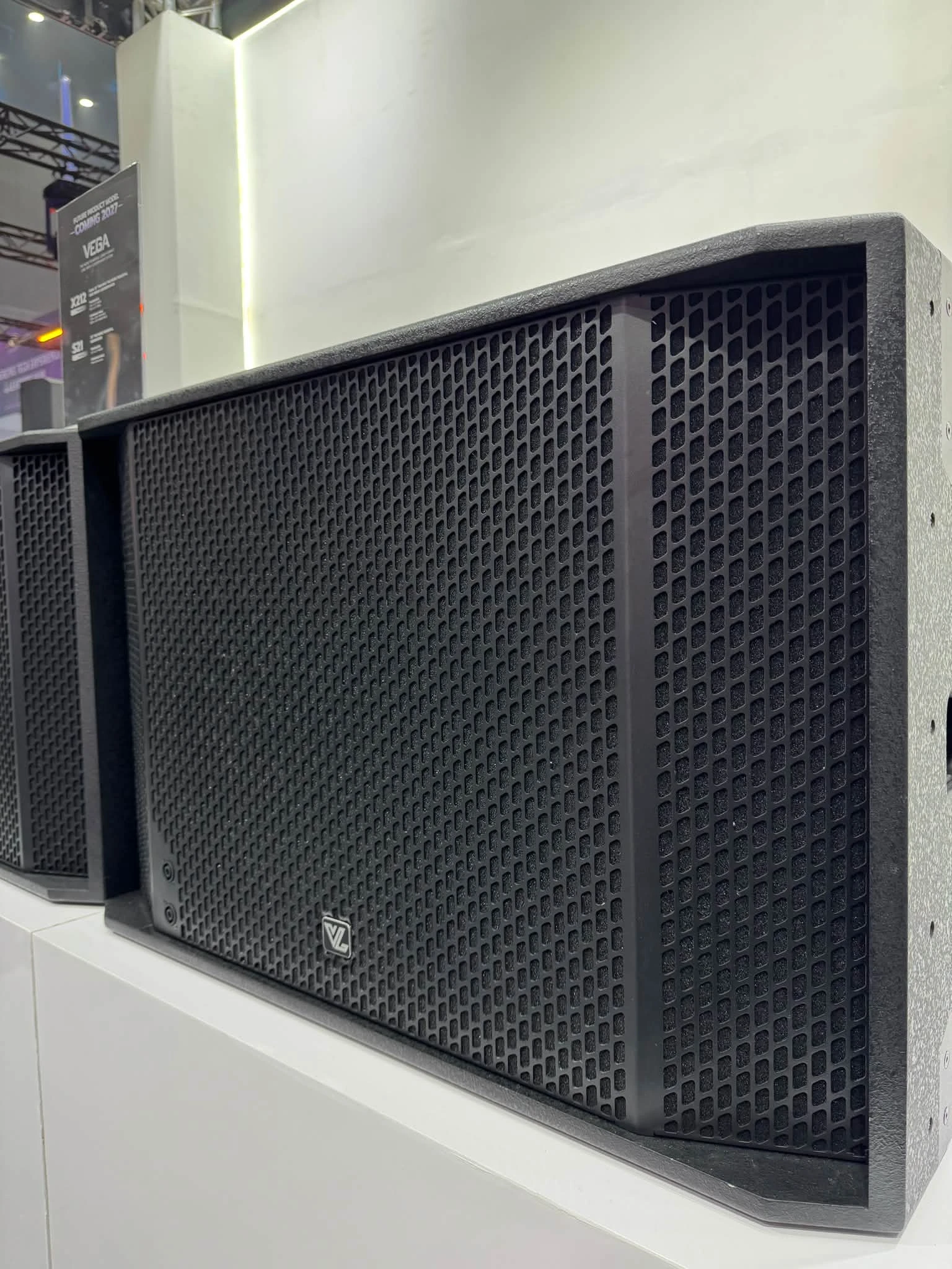 ด้านหน้าตู้ซับวูฟเฟอร์ VEGA S21 ดอกขนาด 21 นิ้ว หน้าตะแกรงหนาพิเศษ