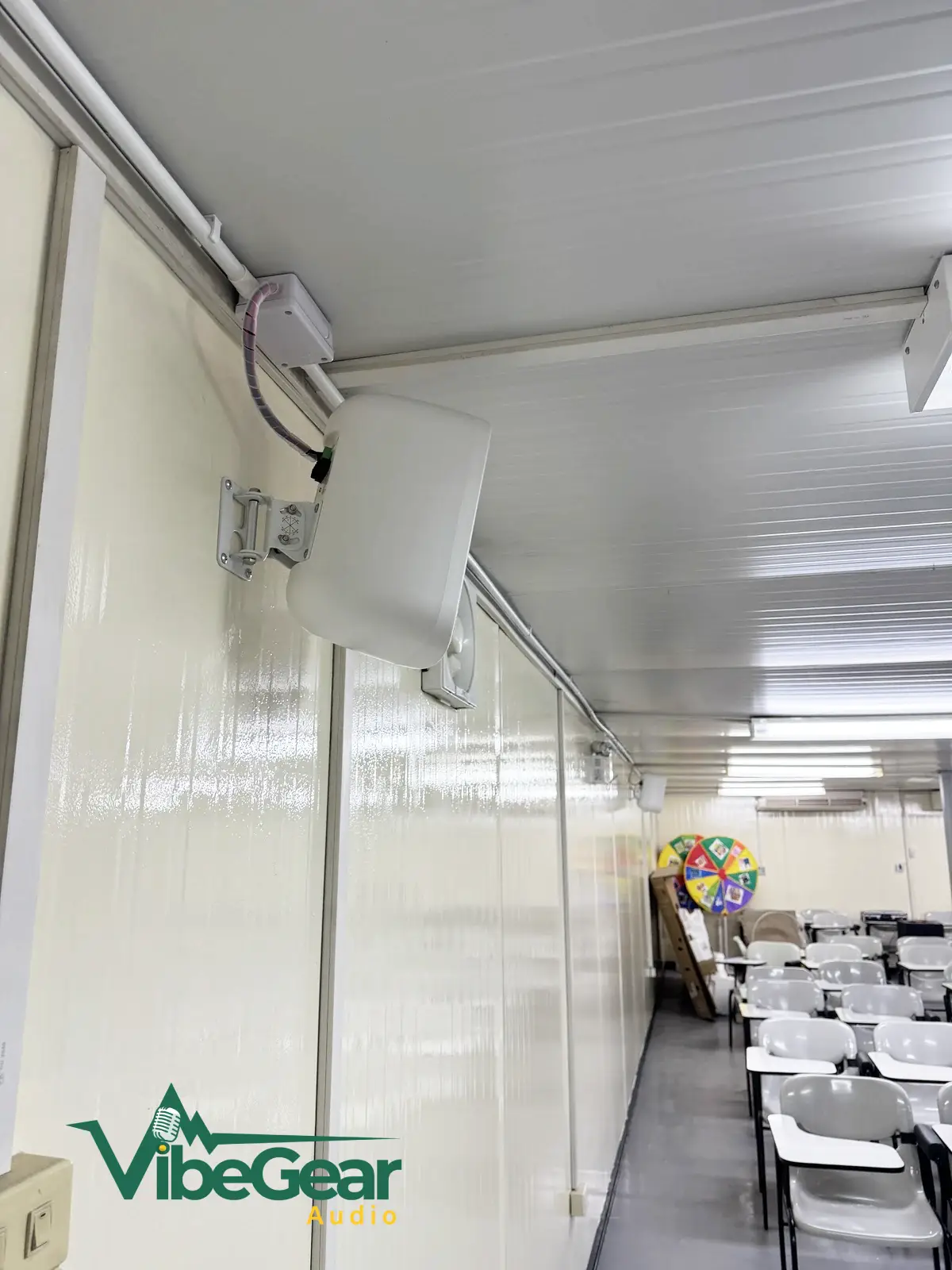 Stpi Container Training Room Audio Layout ขายึดปรับองศาตู้ลำโพง SOUNDVISION SVS-62WW และแนวเดินท่อร้อยสายตามแนวผนังห้อง