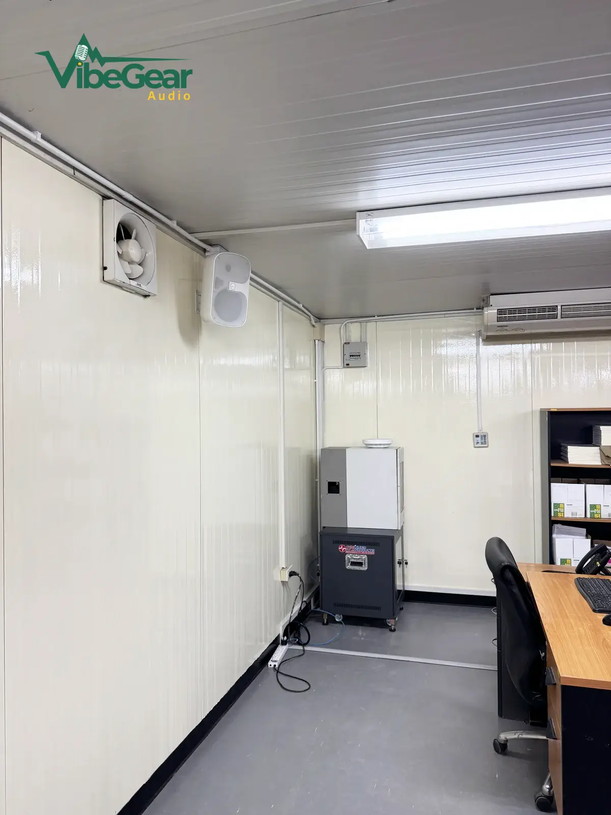 Stpi Front Room Speaker And Rack Conduit Wiring ภาพรวมภายในห้องฝึกอบรมตู้คอนเทนเนอร์ STP&I ศรีราชา แสดงตำแหน่งติดตั้งลำโพงผนัง SOUNDVISION และแนวท่อร้อยสาย uPVC สีขาวที่แนบสนิทไปกับโครงสร้าง