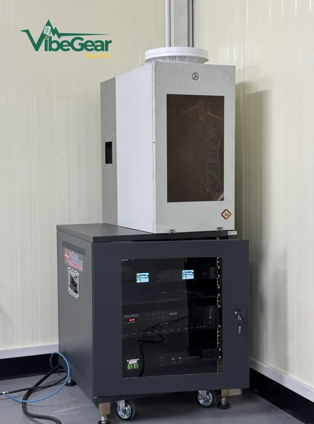 Stpi Npe Qrd12u Rack Cabinet Installation ภาพรวมภายในห้องฝึกอบรมตู้คอนเทนเนอร์ STP&I ศรีราชา แสดงตำแหน่งติดตั้งลำโพงผนัง SOUNDVISION และแนวท่อร้อยสาย uPVC สีขาวที่แนบสนิทไปกับโครงสร้าง