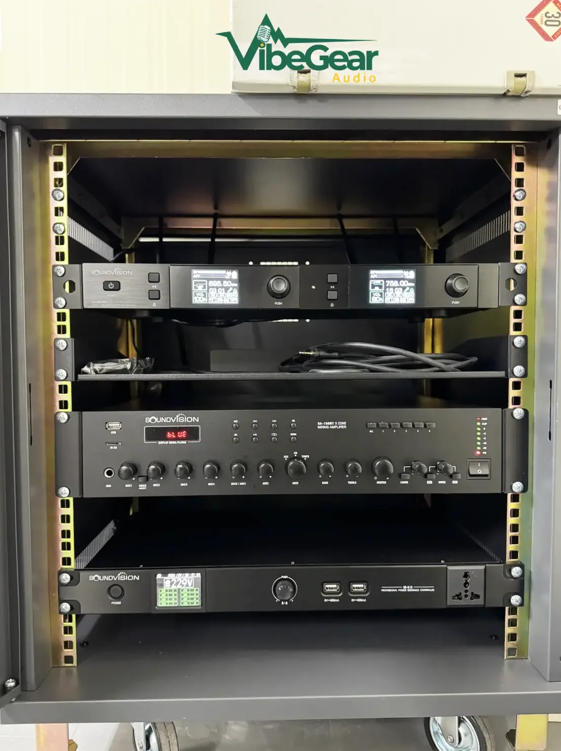 Stpi Soundvision Su990d Wireless Microphones Desk ชุดควบคุมส่วนกลางในตู้แร็ค NPE QRd-12U จัดวางอย่างเป็นระเบียบ: ไมค์ลอย SU-990D, ถาดเก็บอุปกรณ์ NPE, มิกซิ่งแอมป์ SA-150BT และ Power Sequencer SE-812 ด้านล่างสุด