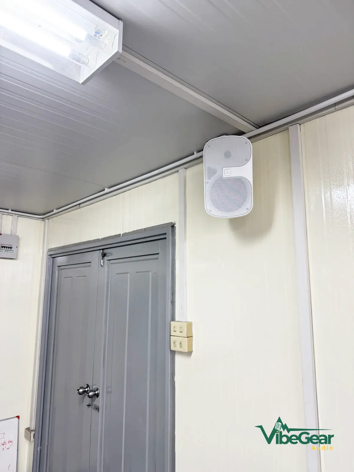 Stpi Soundvision Svs62ww Speaker Mounting Door พาดูงานติดตั้งเครื่องเสียงจริง ตั้งแต่เดินท่อ ร้อยสาย ติดลำโพง จนทดสอภาพรวมภายในห้องฝึกอบรมตู้คอนเทนเนอร์ STP&I ศรีราชา แสดงตำแหน่งติดตั้งลำโพงผนัง SOUNDVISION และแนวท่อร้อยสาย uPVC สีขาวที่แนบสนิทไปกับโครงสร้างบระบบ