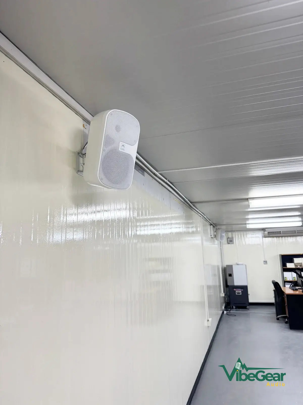 Stpi Soundvision Wall Speaker Bracket Conduit View ภาพรวมภายในห้องฝึกอบรมตู้คอนเทนเนอร์ STP&I ศรีราชา แสดงตำแหน่งติดตั้งลำโพงผนัง SOUNDVISION และแนวท่อร้อยสาย uPVC สีขาวที่แนบสนิทไปกับโครงสร้าง